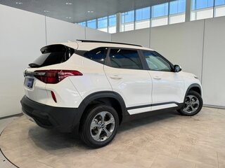 2021 Kia Seltos I, белый, 2180000 рублей, вид 4