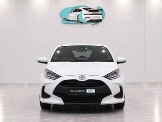 2022 Toyota Yaris IV, белый, 917009 рублей, вид 1