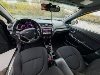 2016 Kia Rio III Рестайлинг, чёрный, 900000 рублей, вид 5