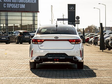 2022 Kia Rio IV Рестайлинг, белый, 1625000 рублей, вид 5