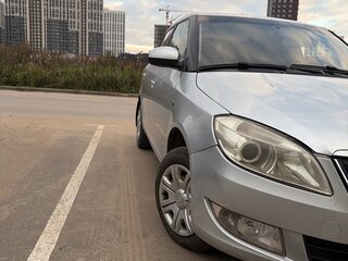 2013 Skoda Fabia II Рестайлинг, серебристый, 500000 рублей, вид 1