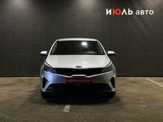2021 Kia Rio IV Рестайлинг, серебристый, 1529000 рублей, вид 2