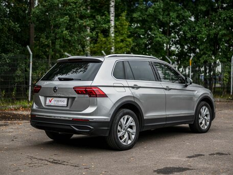 2021 Volkswagen Tiguan II Рестайлинг, серебристый, 2305000 рублей, вид 2