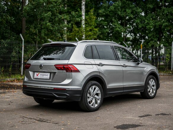 2021 Volkswagen Tiguan II Рестайлинг, серебристый, 2305000 рублей - вид 1