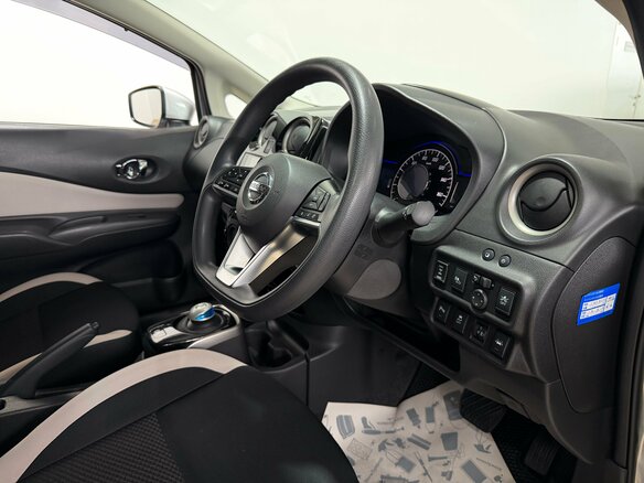 2020 Nissan Note e-Power II Рестайлинг, серебристый, 1300000 рублей - вид 9