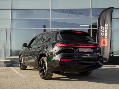 2024 Audi Q6 45 TFSI, чёрный, 7699000 рублей, вид 5