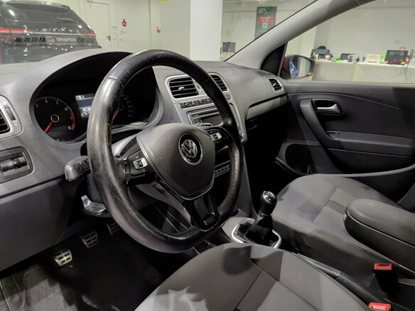2017 Volkswagen Polo V Рестайлинг, красный - вид 15
