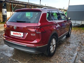 2017 Volkswagen Tiguan II, красный, 2349000 рублей, вид 4