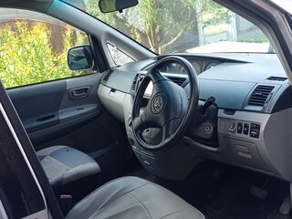 2003 Toyota Noah I (R60), серый, 650000 рублей, вид 4