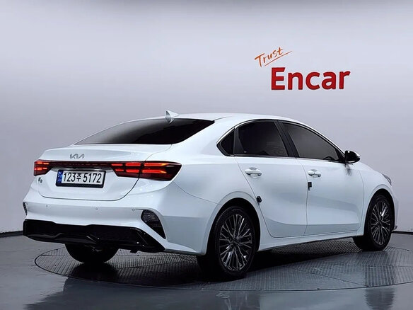 2022 Kia K3 II Рестайлинг, белый, 2000000 рублей - вид 1
