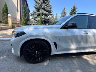 2021 BMW X5 45e IV (G05/G18), белый, 7400000 рублей, вид 3