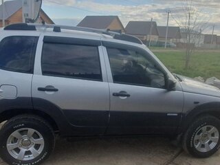 2011 Chevrolet Niva I Рестайлинг, серебристый, 420000 рублей, вид 4