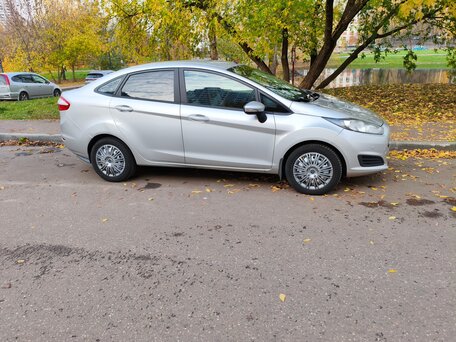 2015 Ford Fiesta Mk6 Рестайлинг, серебристый, 750000 рублей, вид 4