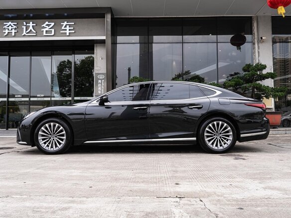 2025 Lexus LS 500h V Рестайлинг, чёрный, 16666666 рублей - вид 2