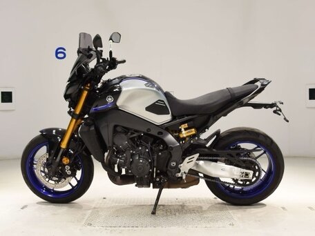 2023 Yamaha MT-09 (FZ-09), серебристый, 932000 рублей, вид 1