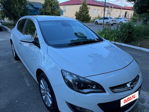 2013 Opel Astra J Рестайлинг, белый, 930000 рублей - вид 3