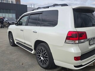 2019 Toyota Land Cruiser 200 Series Рестайлинг 2, белый, 7900000 рублей, вид 3