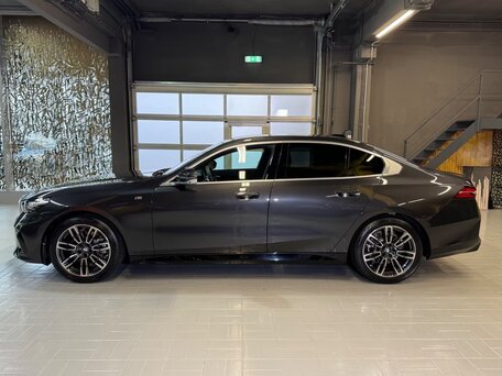 2024 BMW 5 серии 520i VIII (G60/G61/G68), чёрный, 7733800 рублей, вид 3