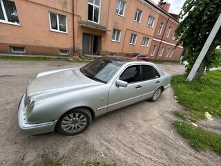 1996 Mercedes-Benz E-Класс 200 II (W210, S210), серебристый, 230000 рублей, вид 2