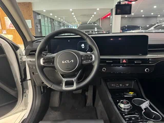 2023 Kia K5 III Рестайлинг, белый, 2390000 рублей, вид 5