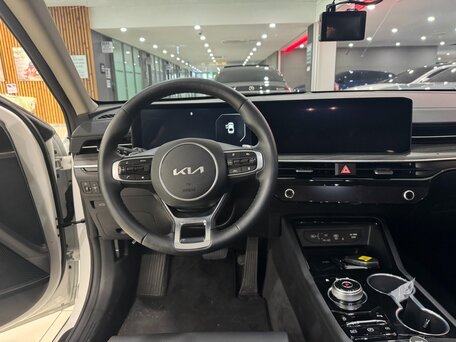 2023 Kia K5 III Рестайлинг, белый, 2390000 рублей, вид 5