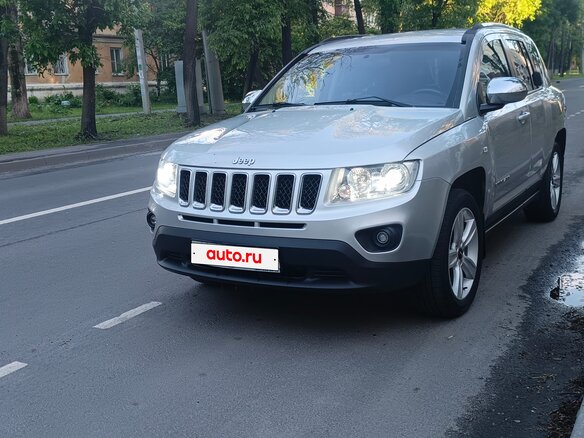 2011 Jeep Compass I Рестайлинг, серебристый, 900000 рублей - вид 3