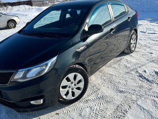 2015 Kia Rio III Рестайлинг, чёрный, 990000 рублей, вид 1