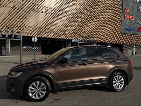 2019 Volkswagen Tiguan II, коричневый, 2500000 рублей - вид 1