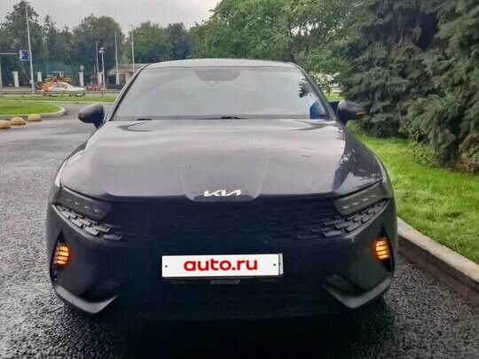 2022 Kia K5 III, чёрный, 2400000 рублей - вид 1