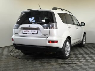 2011 Mitsubishi Outlander II Рестайлинг, белый, 950000 рублей, вид 4