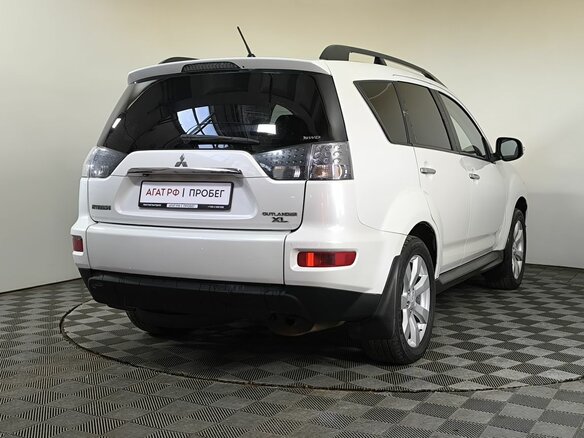 2011 Mitsubishi Outlander II Рестайлинг, белый - вид 3