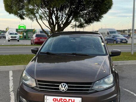 2015 Volkswagen Polo V Рестайлинг, коричневый, 900000 рублей, вид 1