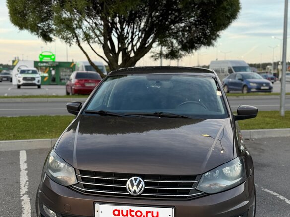 2015 Volkswagen Polo V Рестайлинг, коричневый, 900000 рублей