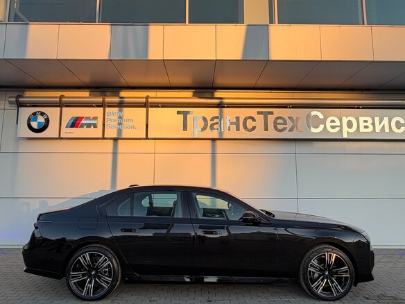 2025 BMW 7 серии 740i xDrive VII (G70), чёрный, 16500000 рублей - вид 3