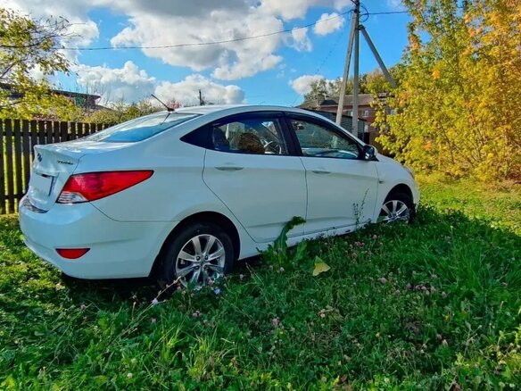 2011 Hyundai Solaris I, белый, 720000 рублей - вид 3
