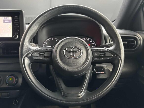2023 Toyota Yaris IV, белый, 1052000 рублей - вид 6