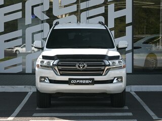 2020 Toyota Land Cruiser 200 Series Рестайлинг 2, белый, 7369000 рублей, вид 3