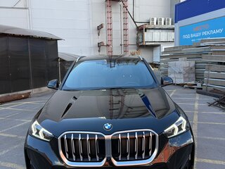2023 BMW X1 20i xDrive III (U11/U12), чёрный, 5800000 рублей, вид 4