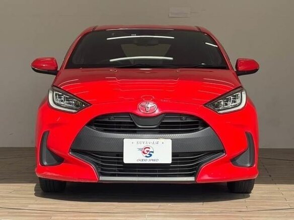 2022 Toyota Yaris IV, красный, 1014000 рублей - вид 1