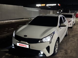 2020 Kia Rio IV Рестайлинг, белый, 1450000 рублей, вид 2