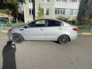 2013 Kia Rio 4-speed III, серебристый, 980000 рублей, вид 4