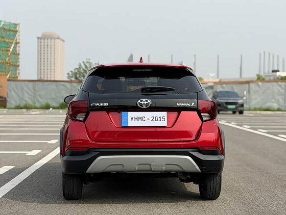 2022 Toyota Yaris IV, красный, 1165000 рублей - вид 5