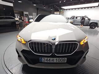 2025 BMW 5 серии 523d xDrive VIII (G60/G61/G68), белый, 9900000 рублей, вид 3