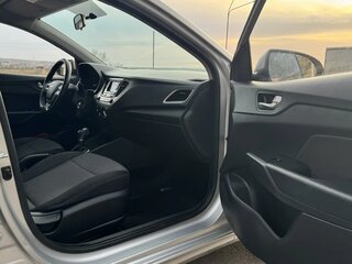 2018 Hyundai Solaris II, серебристый, 1400000 рублей, вид 4