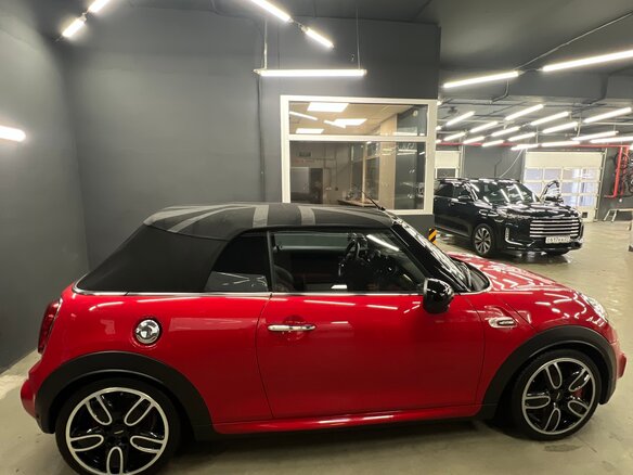 2019 Mini Cabrio JCW John Cooper Works III Рестайлинг, красный, 3490000 рублей - вид 2