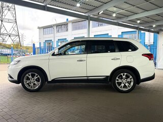 2020 Mitsubishi Outlander III Рестайлинг 3, белый, 2449000 рублей, вид 2