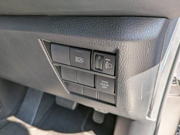 2023 Toyota Voxy IV (R90), коричневый, 4100000 рублей - вид 17