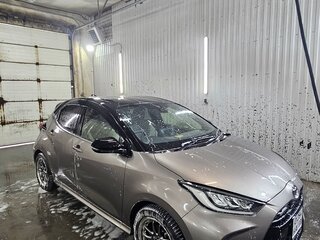 2020 Toyota Yaris IV, серый, 1599000 рублей, вид 2