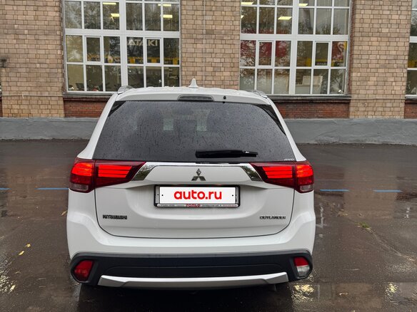 2016 Mitsubishi Outlander III Рестайлинг 2, белый, 2100000 рублей - вид 9