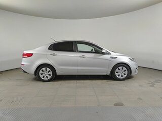 2017 Kia Rio III Рестайлинг, серебристый, 970000 рублей, вид 4